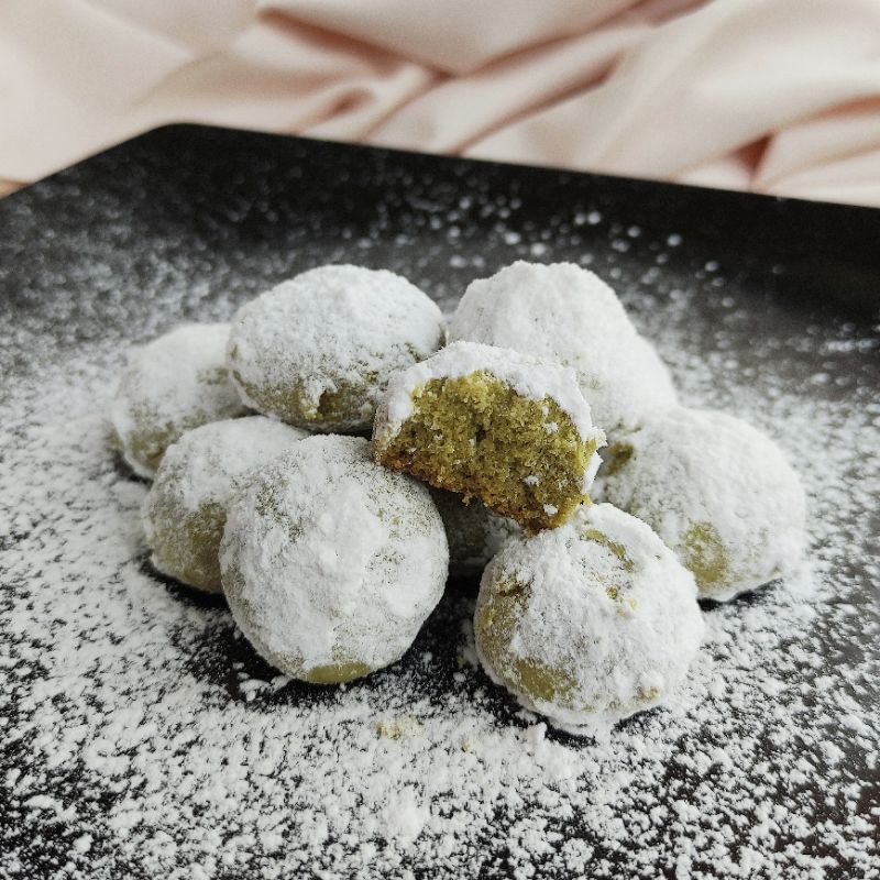 

Kue kering salju matcha