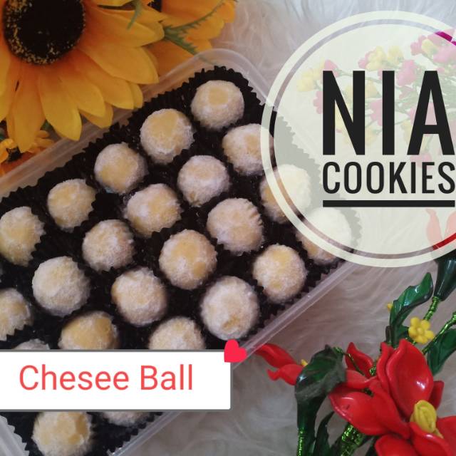 

Chesee ball perpaduan keju dengan gula salju yg menambah rasa semakin istimewa ..nastarnya ngeprol