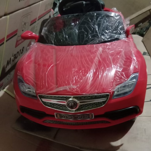 Mobil aki vios merah