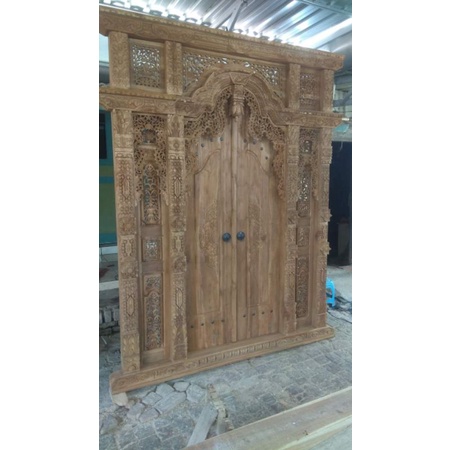 PINTU GAPURA JENDELA GEBYOK UKIR