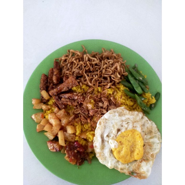 

nasi kuning/nasi uduk komplit