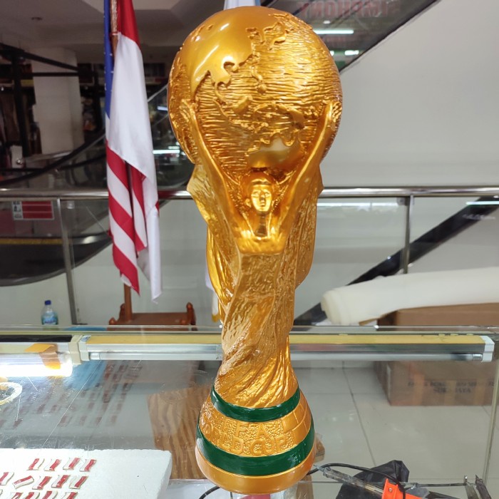 trophy piala dunia sepakbola - tinggi 26cm