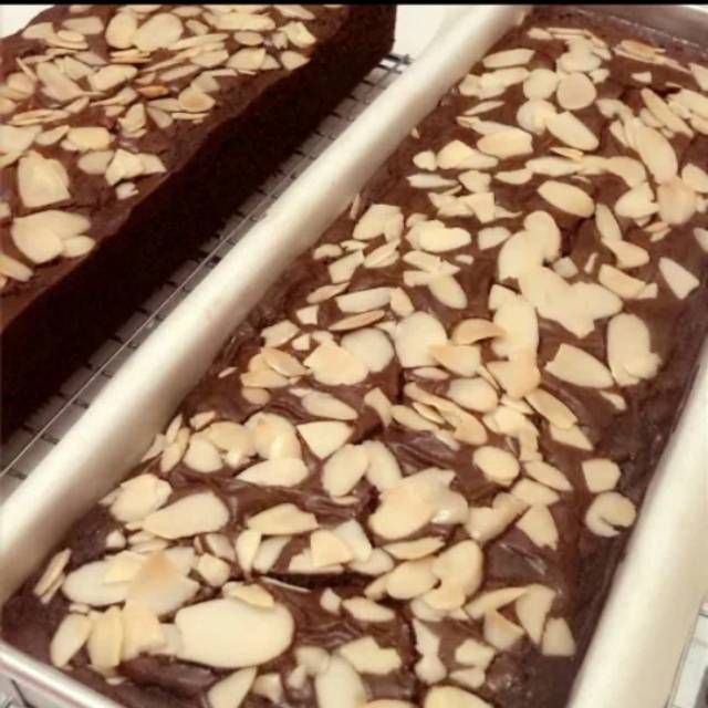 

Fudge brownies almond.