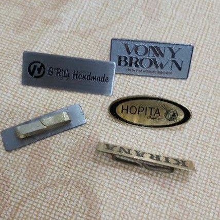 

LABEL TAS DENGAN PENGAIT BAHAN KUNINGAN DAN STAINLESS