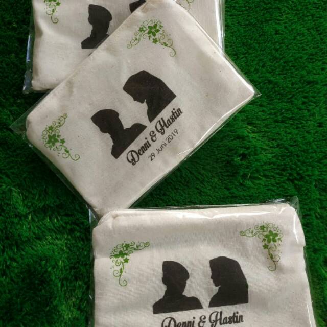 

Souvenir pouch blacu ukuran 18*10 cm sablon 1 sisi 2 warna
