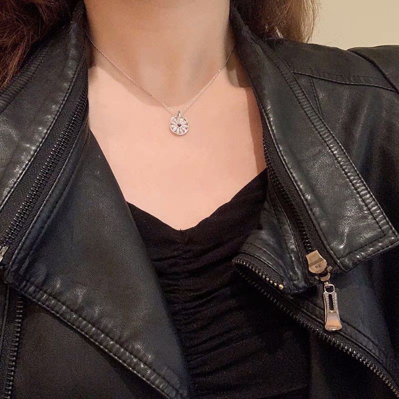 Kalung Rantai Klavikula Hias Liontin Model Hollow Dapat Diputar