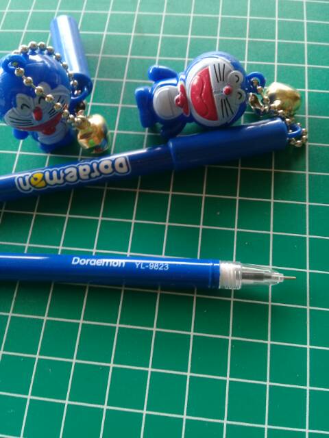 Pulpen Gel Karakter Doraemon + Gantungan Doraemon Suara Krincing