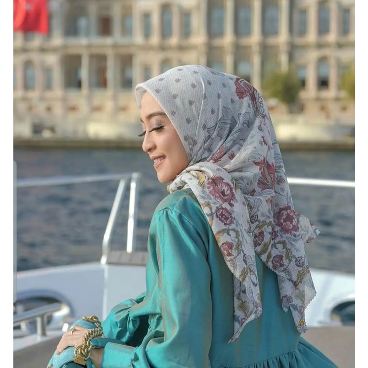 preloved buttonscarves royale series white