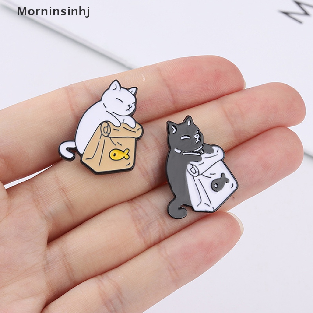 Mornin Pakan Sendiri Enamel Pin Lucu Hitam Putih Kucing Ikan Kering Tas Bros Kerah Badge id