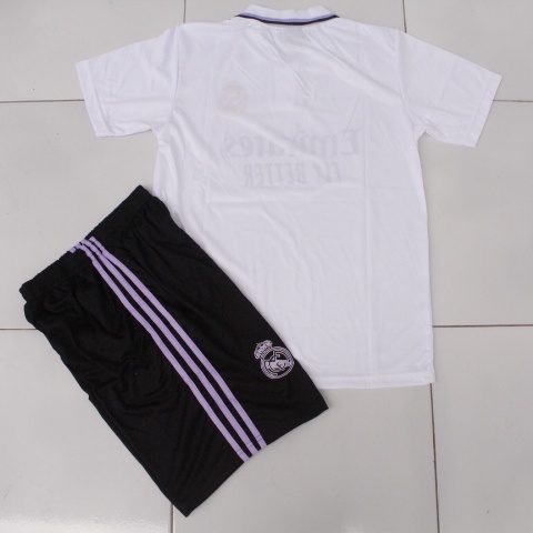 SETELAN BAJU BOLA DEWASA REAL MADRI/SETELAN JERSEY BOLA DEWASA REAL MADRID PUTIH