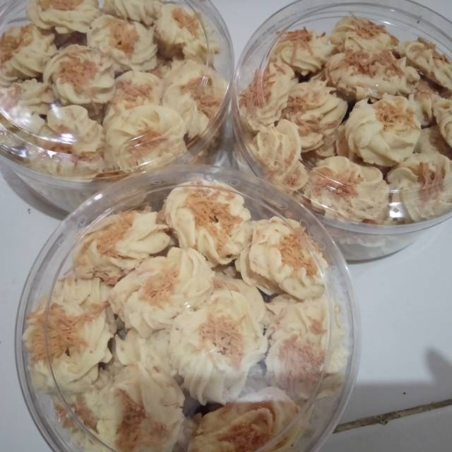

Kue lebaran sagu keju