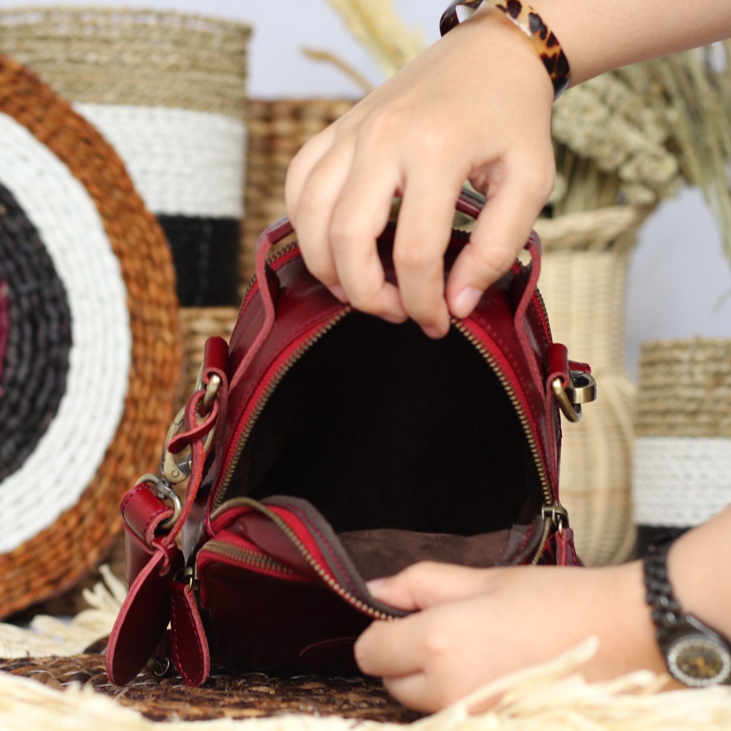 TAS SELEMPANG WANITA KULIT ASLI  DIANA MERAH MAROON/ FREE GRAVIR NAMA DI GANTUNGAN TAS
