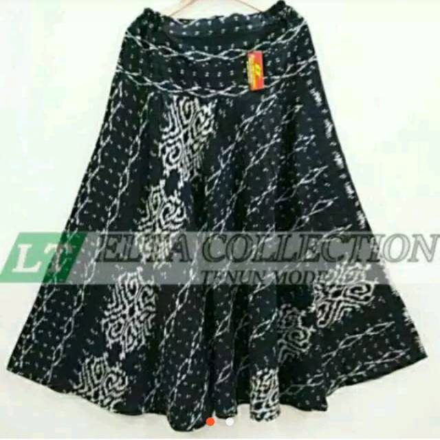 Rok payung tenun motif Maluku