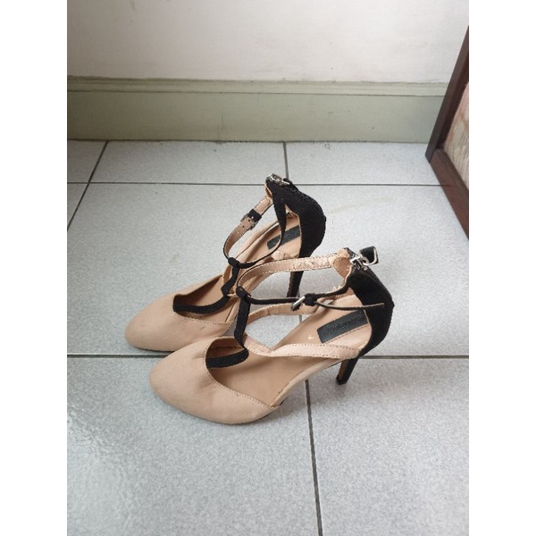 Sepatu heels Stradivarius