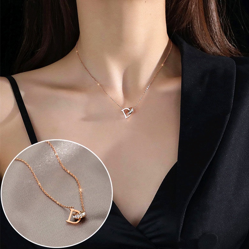 Kalung Titanium Wanita Huruf D Romawi Berlian Lapis Emas 18K Anti Karat Aksesoris