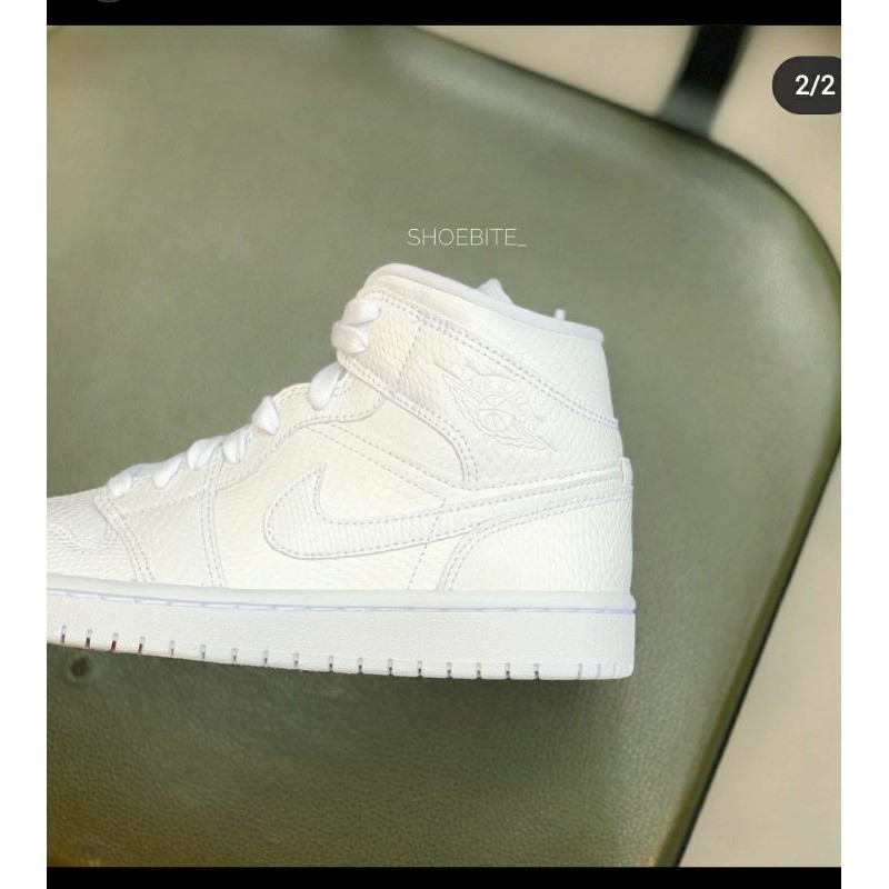 NIKE AIR JORDAN 1 MID TRIPLE WHITE
