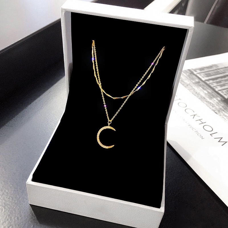 Kalung Choker Liontin Bulan Model Lapis Ganda Bahan Titanium Warna Emas Untuk Wanita