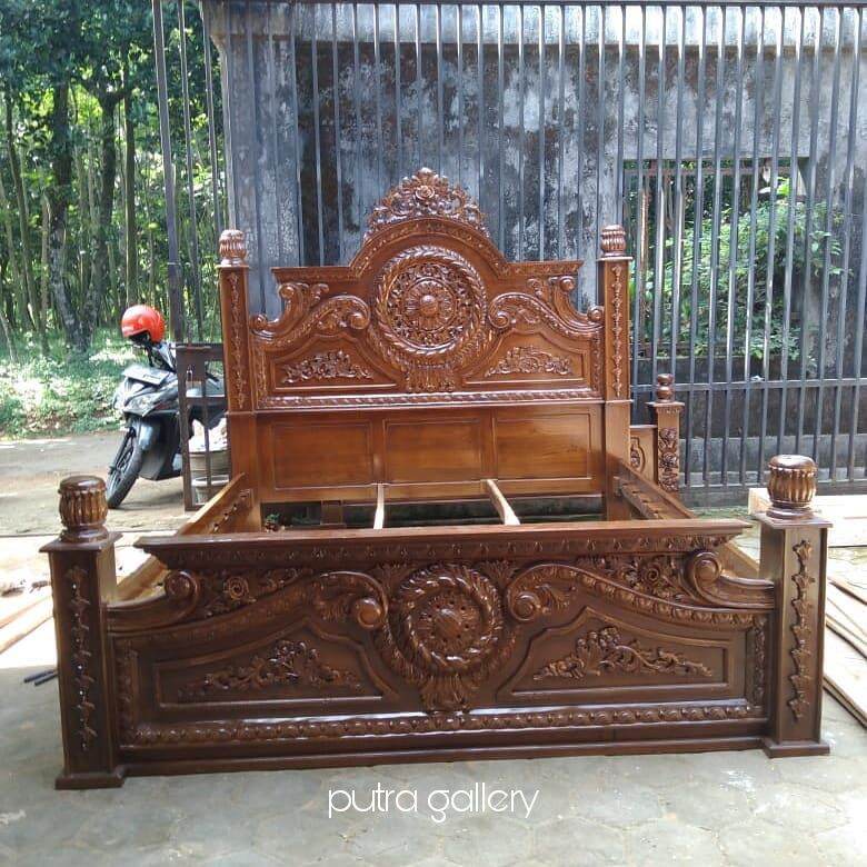 Tempat tidur jati / Dipan ukir monalisa / Dipan ranjang kayu jati / Furniture jati jepara
