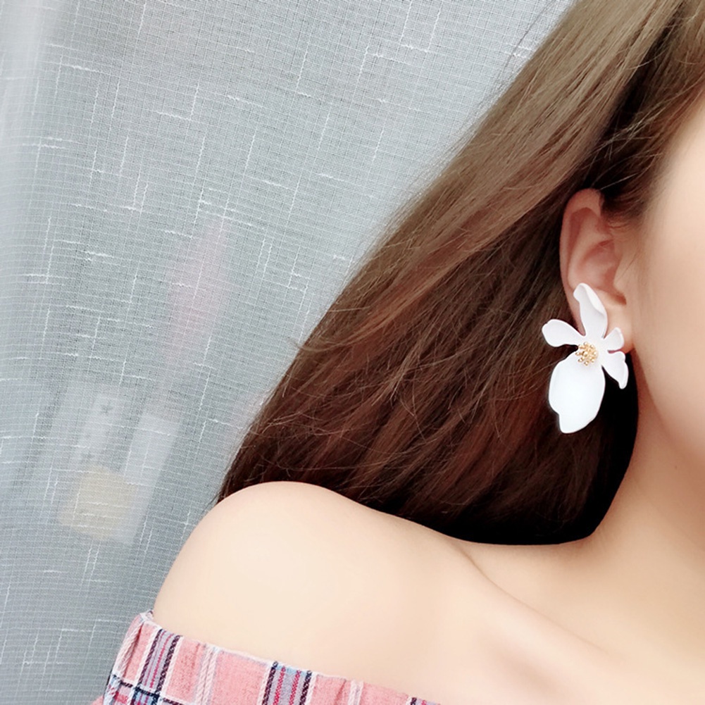 Anting Stud Bentuk Bunga Daisy Bahan Logam Untuk Wanita