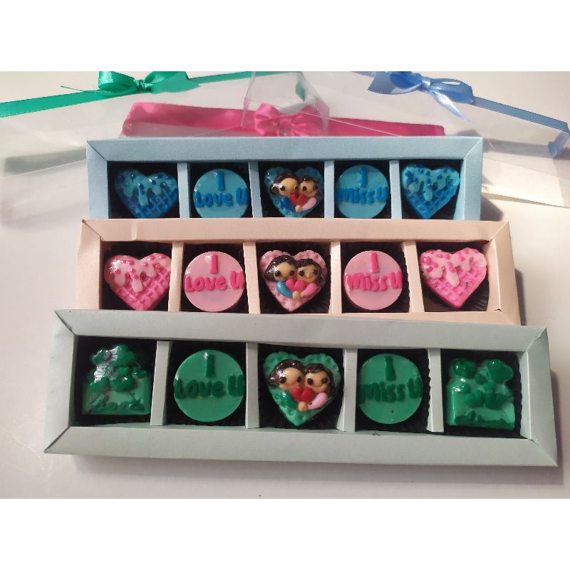 

Coklat karakter love box isi 5