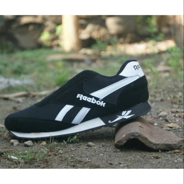 Sepatu sport joging reebok hitam putih