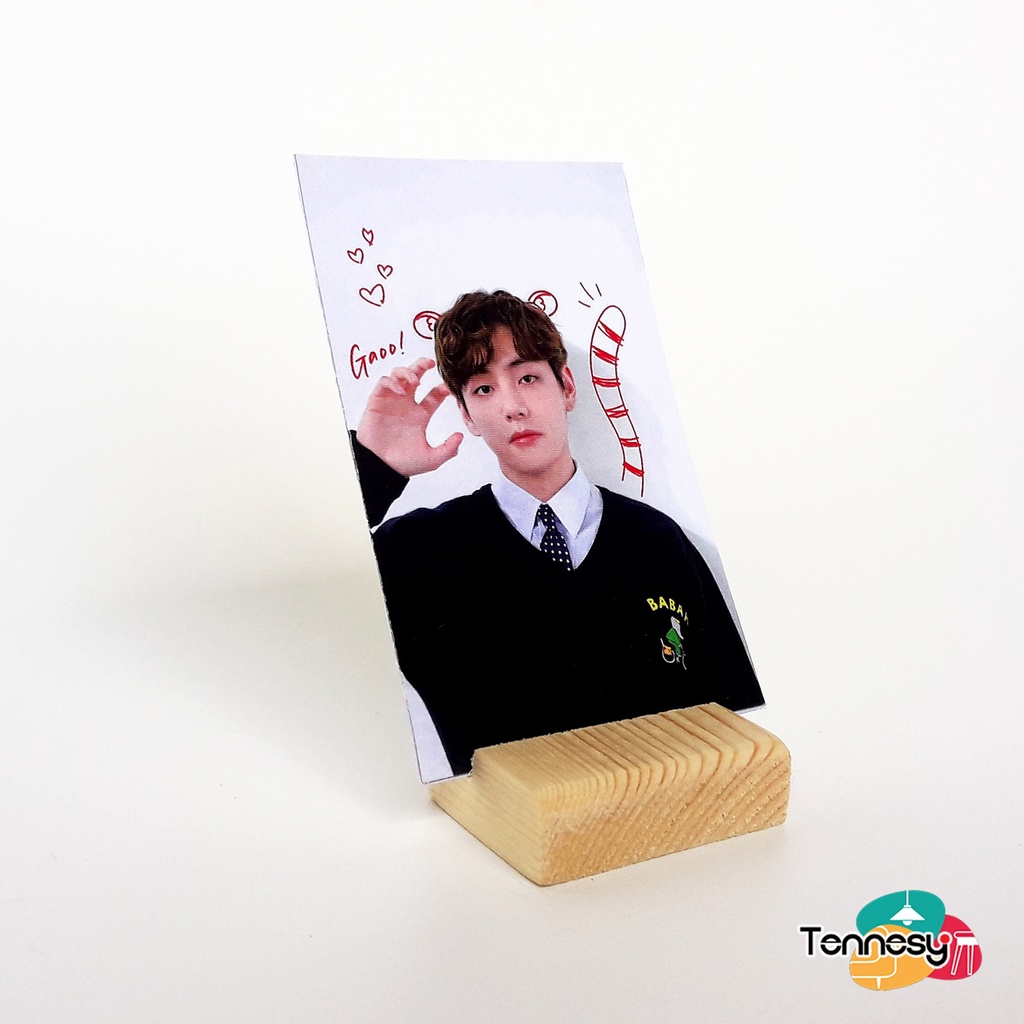 PHOTO CARD BTS STAND DUDUKAN KAYU HIASAN MEJA DINDING DEKORASI KAMAR TIDUR RUMAH
