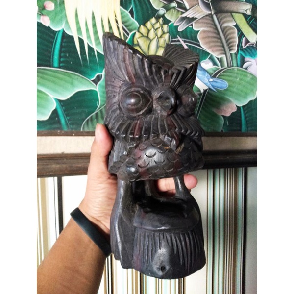 Patung kayu burung hantu