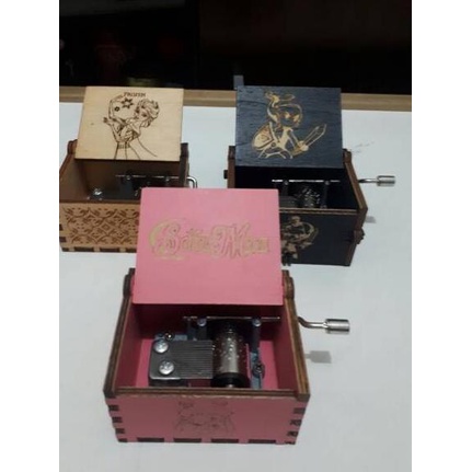 

Kotak musik kayu vintage putar tangan