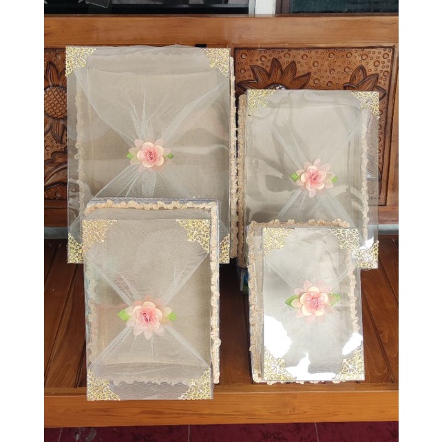 

KOTAK BOX HANTARAN SESERAHAN PERNIKAHAN SPESIAL EXCLUSIVE PLUS MIKA SATU SET ISI 4PCS