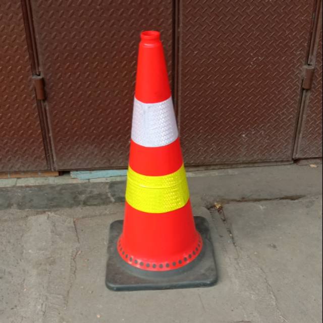 traffic cone atau kerucut pembatas jalan