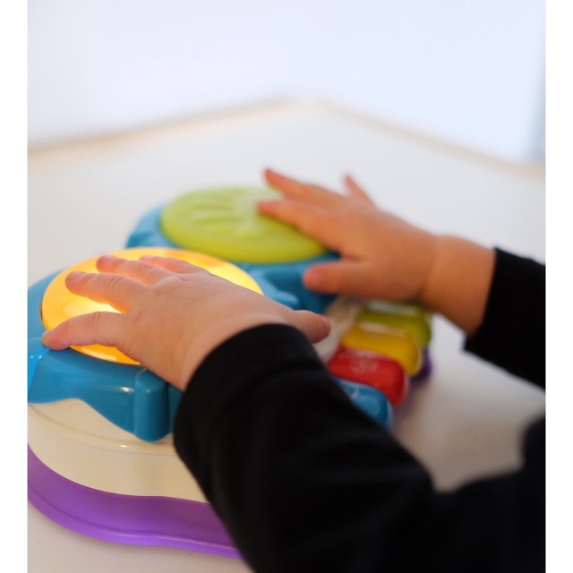 Playgro - 2 in 1 Light Up Music Maker