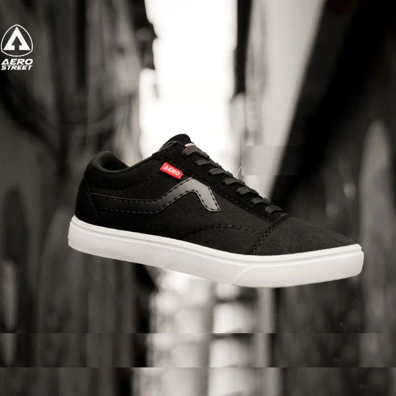 Sepatu Aerostreet massive low hitam