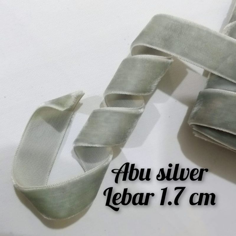 

PER PICS 15 METER PITA BLUDRU WARNA ABU SILVER LEBAR 1.7CM