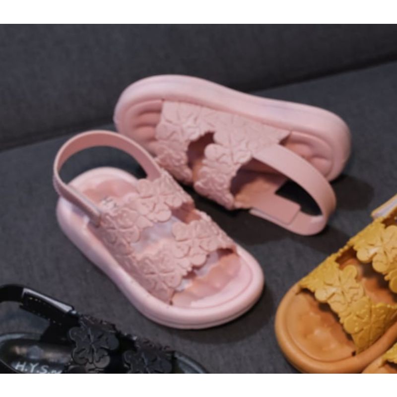 sandal karet anak ban 2 tali belakang motif bunga.sandal gunung anak valcro terbaru hys news.