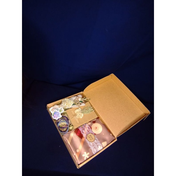 

Hampers hijab/hampers gift box
