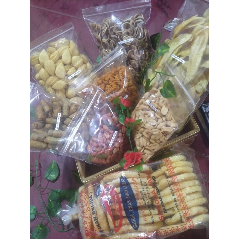 

Aneka cemilan kriuk perpack bisa untuk kue lebaran.