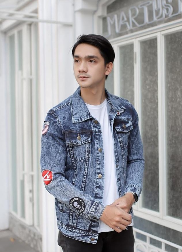 JAKET JEANS PRIA KEREN JAKET JEANS COWOK STIKER EMBLEM JAKET JEANS LOGO FASHION TERBARU 2021