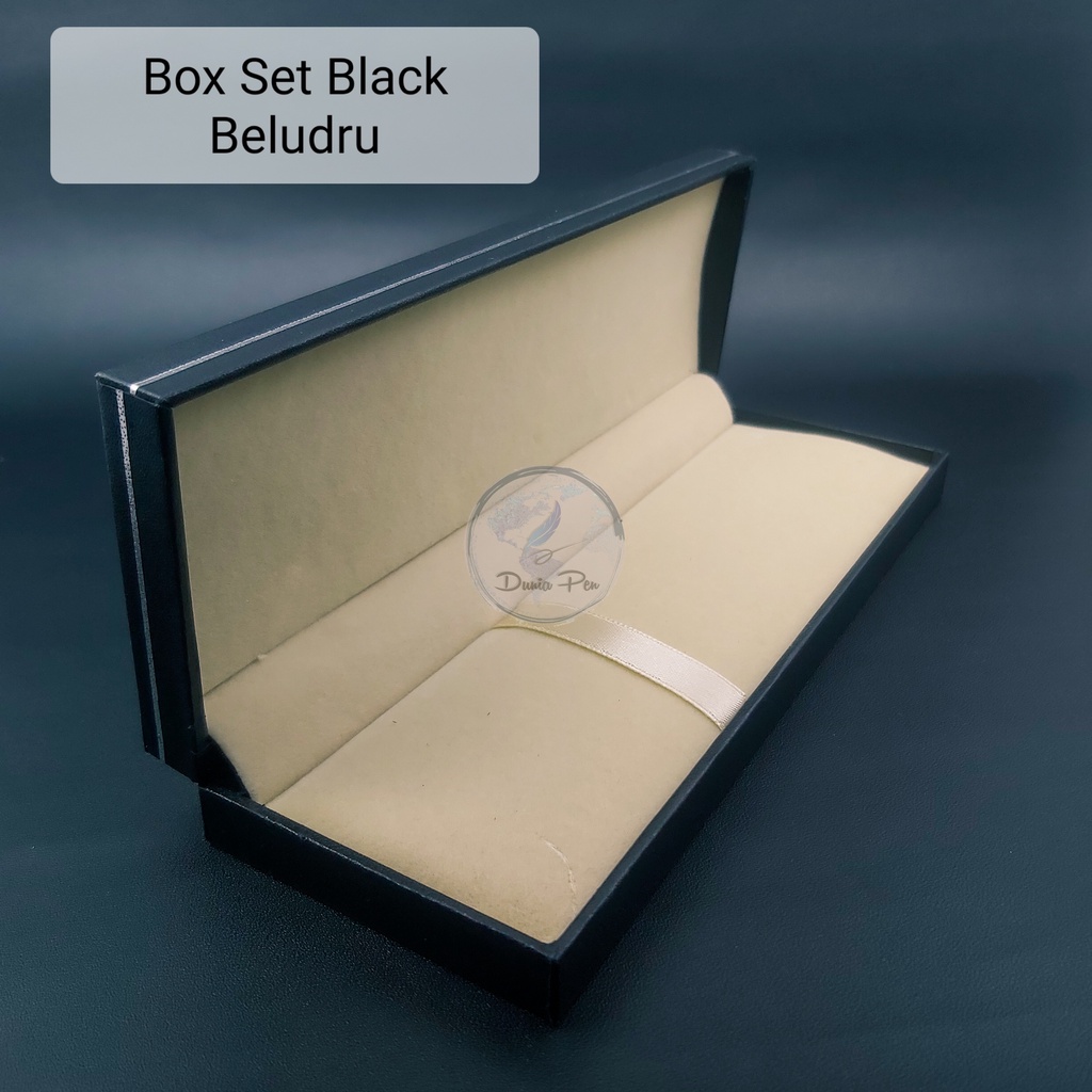 

Box Pulpen Set Ekslusif Beludru Black, Kotak Pen Elegan, Pen Holder Mewah