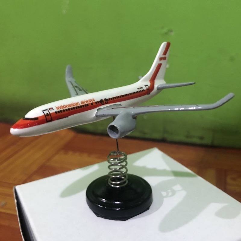miniatur pesawat per garuda indonesia retro (PK-GFN)