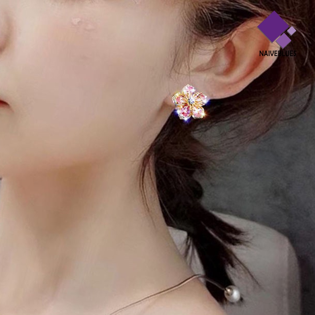 1 Pasang Anting Stud Desain Bunga Aksen Glitter Bahan Alloy Tahan Lama Untuk Wanita