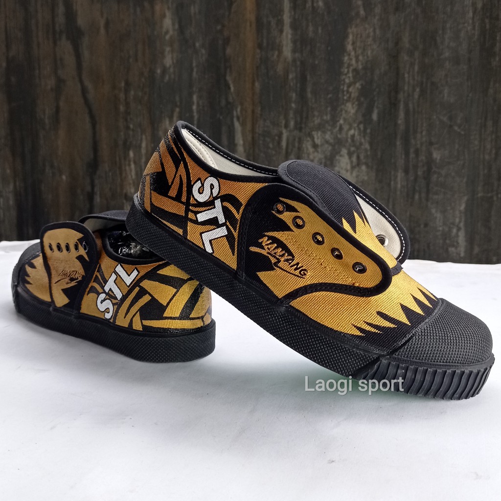 Sepatu takraw nanyang emas hitam