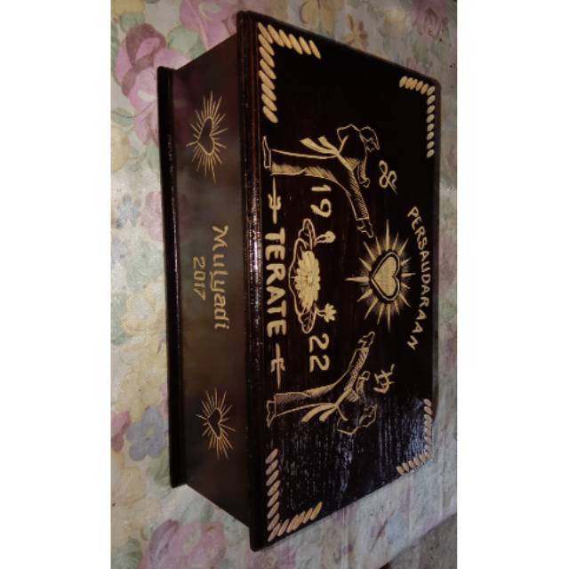 Kotak mori motif tendangan