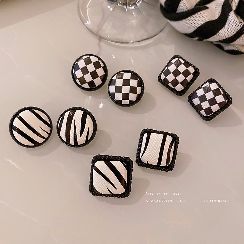 Anting Tusuk Motif Papan Catur Geometri Warna Hitam Putih Untuk Wanita