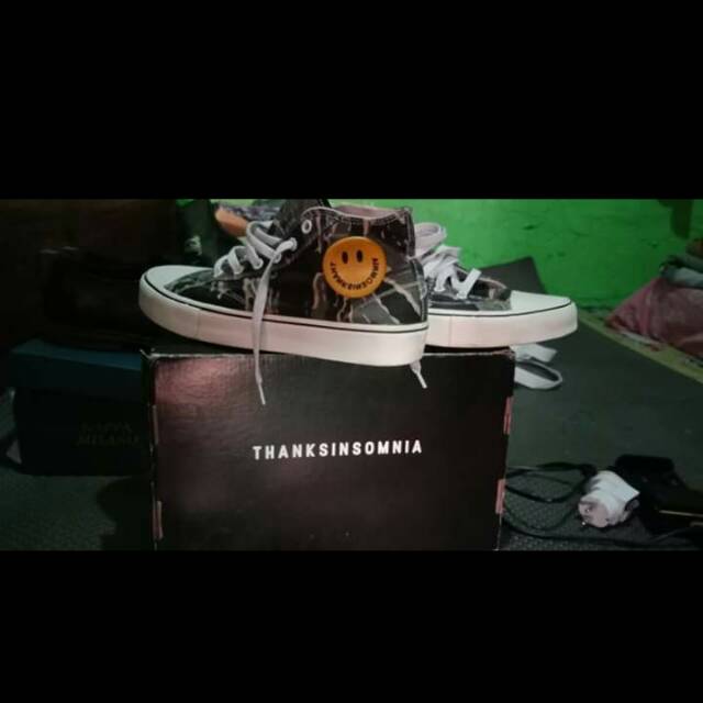 Sepatu thanksinsomnia