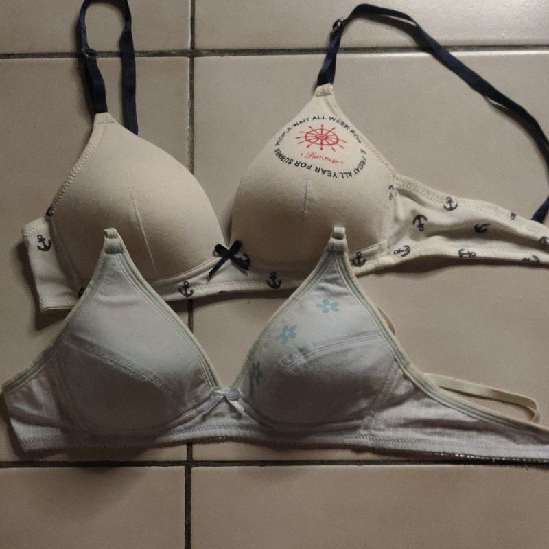 bra nevada step 3 buat ABG agak kotor dikit karna dipajang saja,dicuci bisa hilang  (harga untuk 2 p