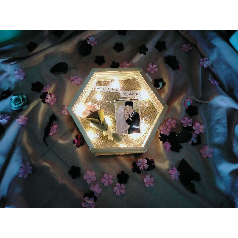 

pigura3d untuk kado pernikahan dan lainnya sudah free box