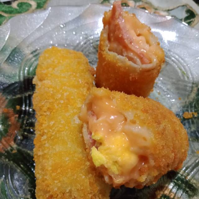 

RISOLES SMOKE BEEF MAYONISE SAYUR