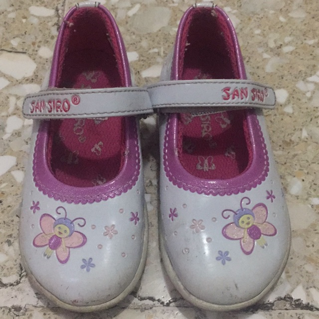 Sepatu butterfly