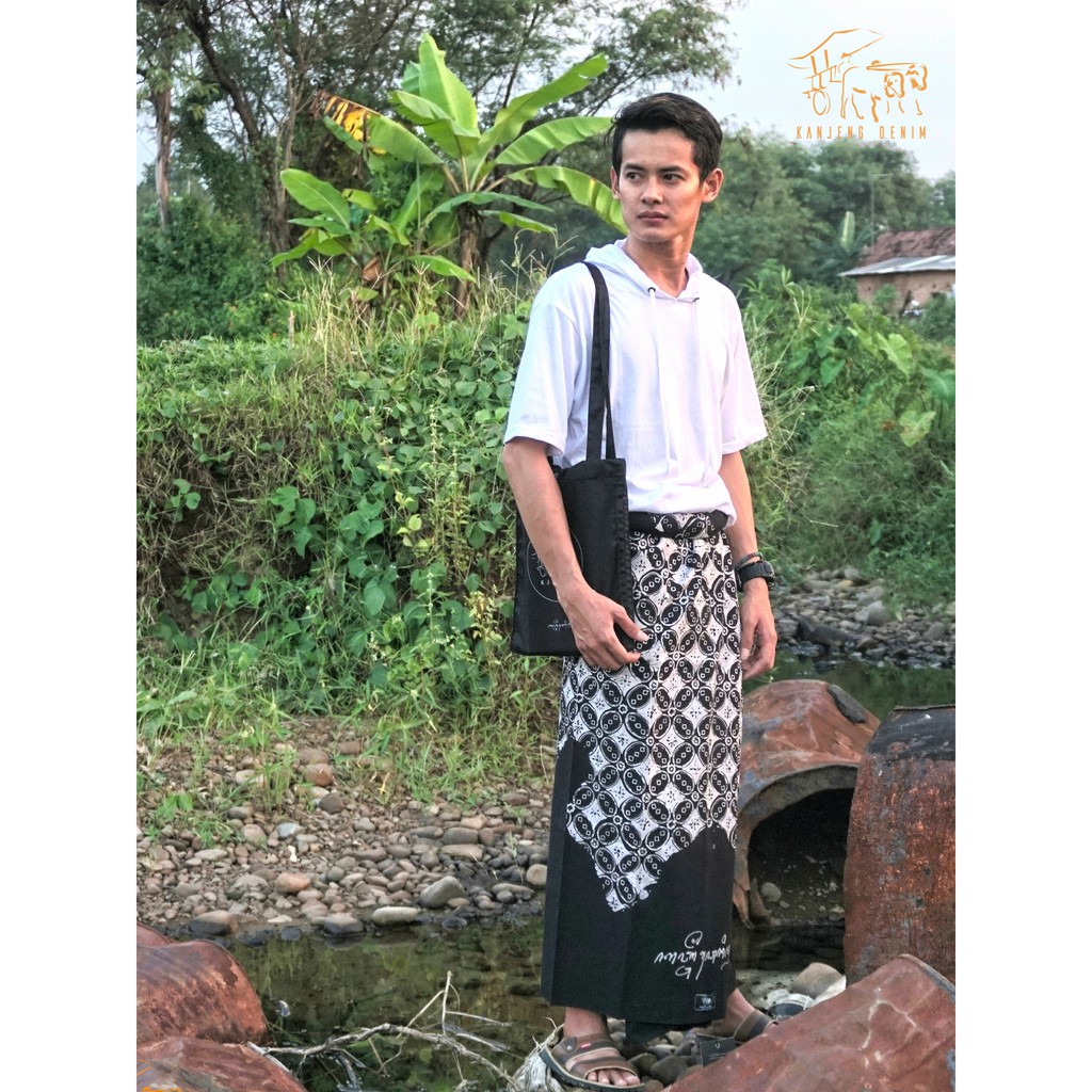 SARUNG BATIK KANJENG MOTIF KAWUNG RETRO KELENGAN EKSKLUSIF