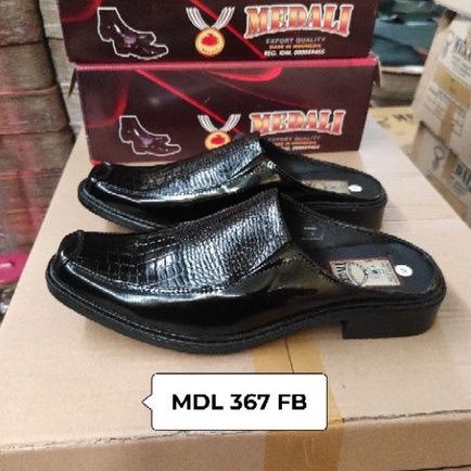 Sepatu sendal slop pria kulit Medali tampil lebih keren